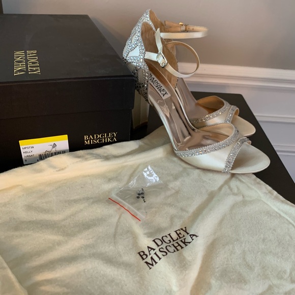 NWT Badgley Mischka Ivory Satin Kelly Heels - Picture 6 of 7